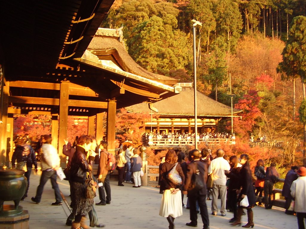 Foliages at Kiyomizu Temple (清水寺での紅葉) by Keno Kawabata