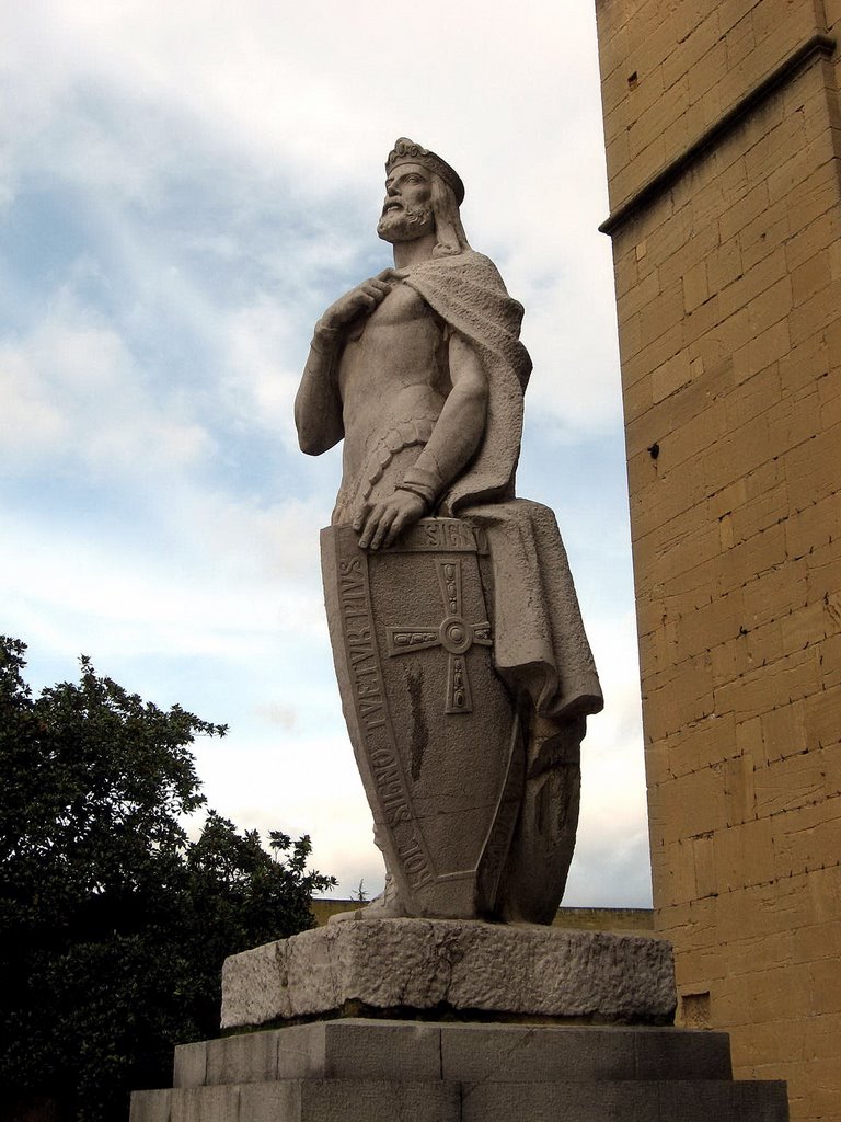 Esculturas, " Alfonso II el Casto ", Oviedo, Asturias by Antonio Alba