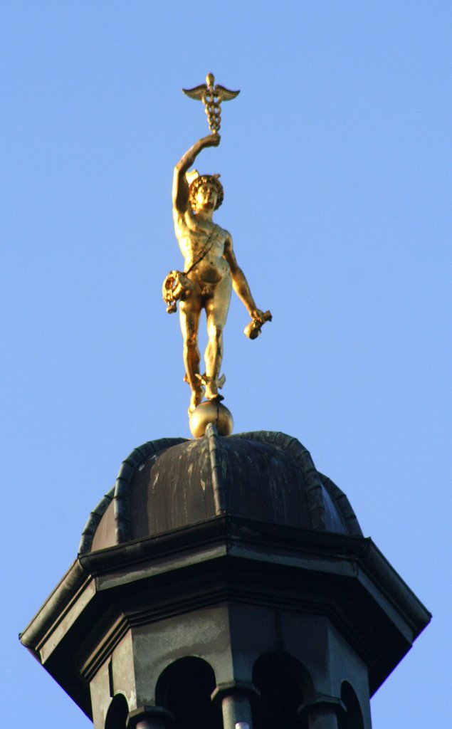 Hamburg, Dammtorstr.: Hermes auf dem Turm des Postmuseums by picotuna