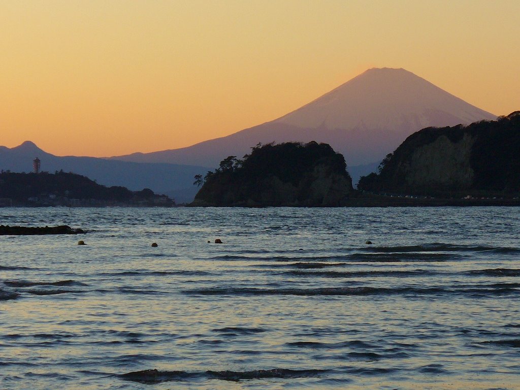 A view of Mt. Fuji from Zaimokuza shore (材木座海岸からの富士山) by ohkubo