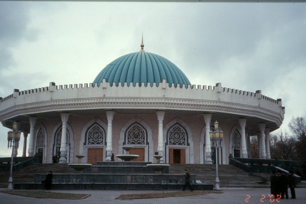 Museum in Toshkent 02.02.2002 by John Struve