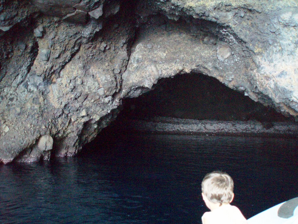 FILICUDI Grotta Bue Marino -spiaggetta interna alla grotta- by ferdonio