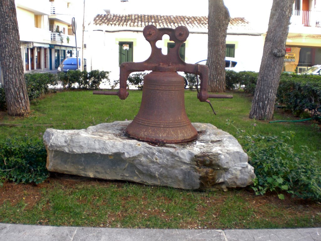 La antigua campana de la iglesia by antoni f.