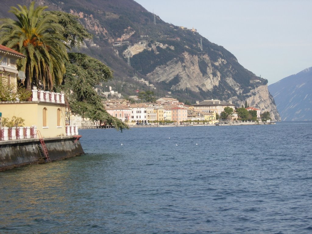 Gargnano, lago di garda by Rubens lore