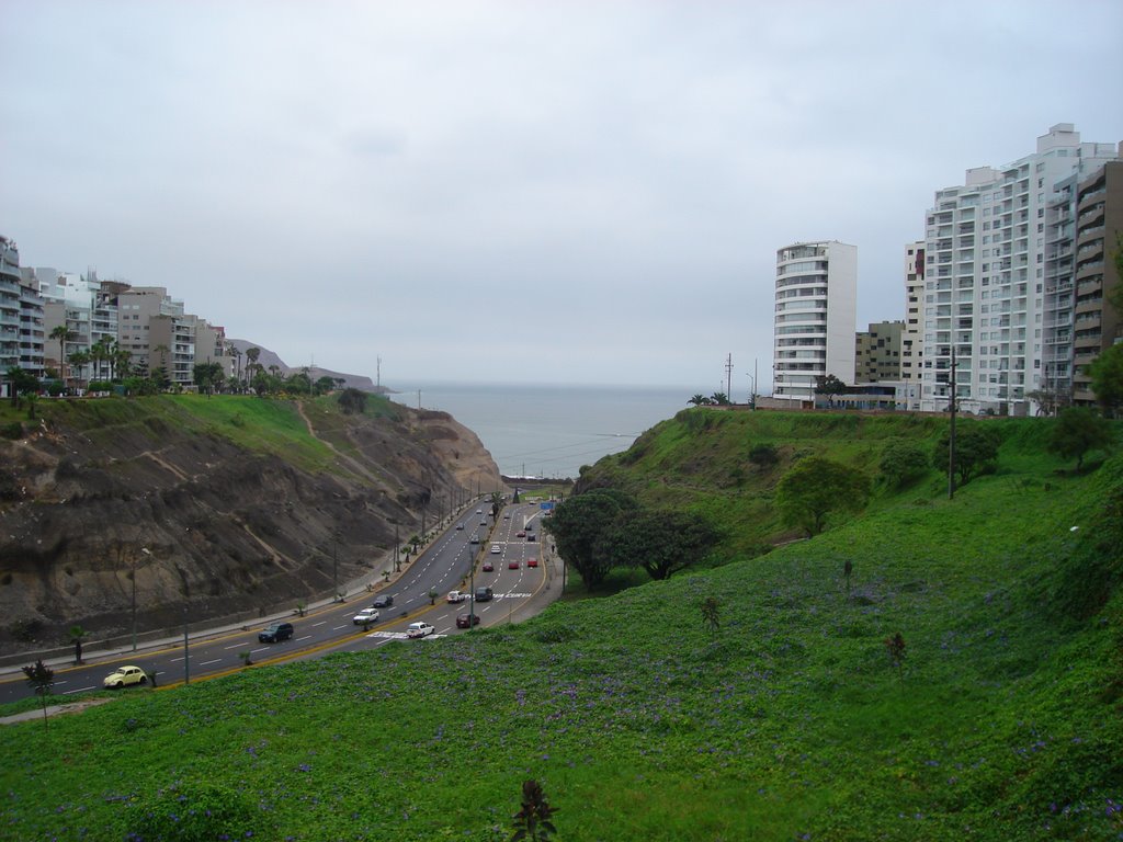 A la izquierda: Modernos Edificios d Barranco y a la Derecha los d Miraflores - (L.R.V.L) by LEONCIO R. VÁSQUEZ L…