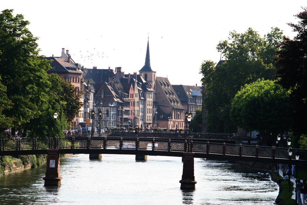 Vue du pont saint guillaume Strasbourg by Taharka G.BKR