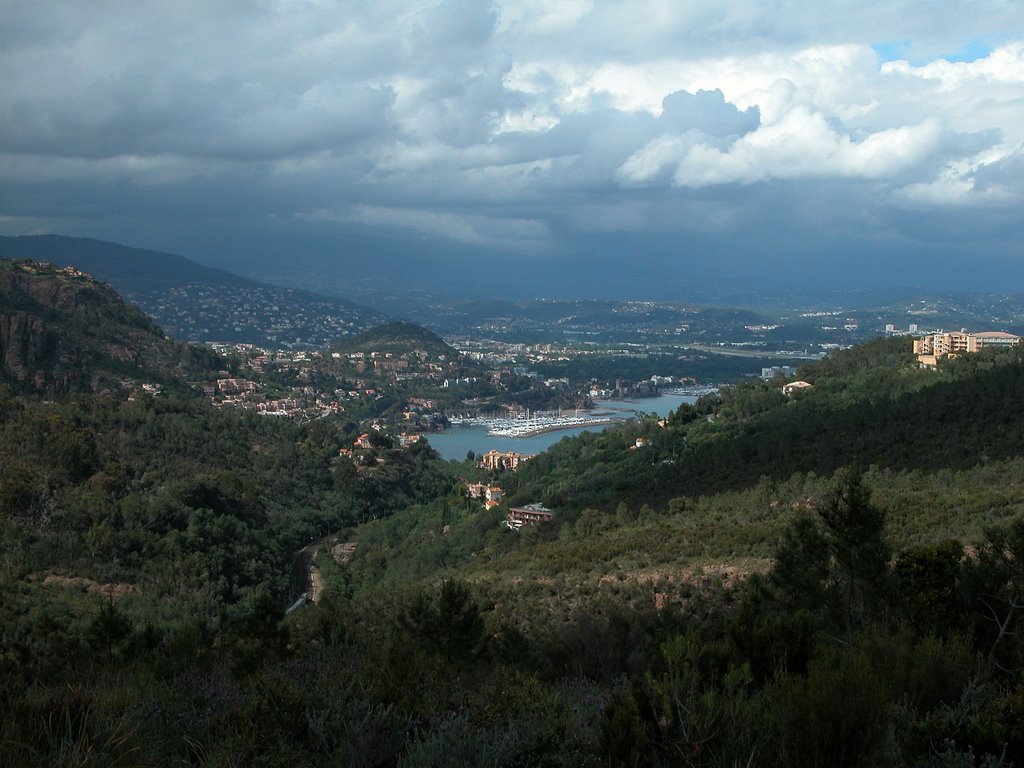 Théoule (Alpes Maritimes) ; Vue sur le vallon de l'Autel et la Napoule [02/05/07] by Pascal Saint-Lot