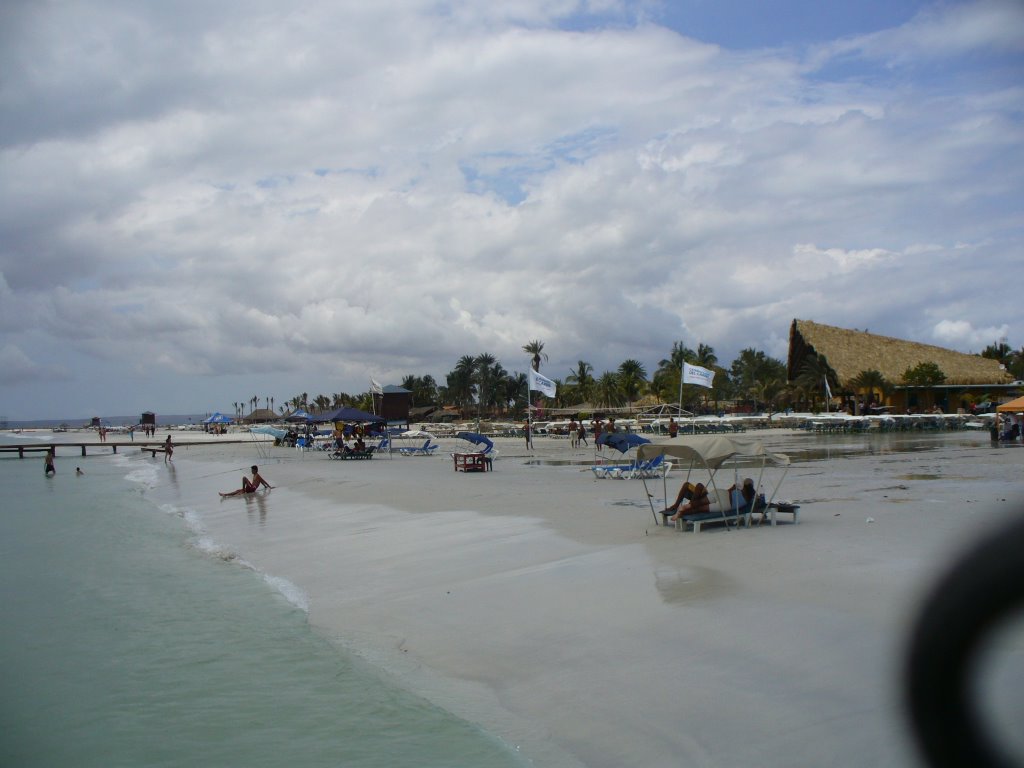 Playa en isla Coche / Beach in Coche island by Cocal