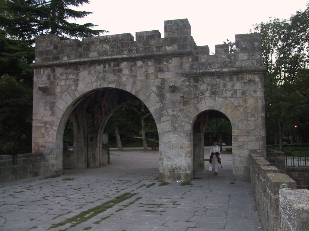 PARQUE DE LA TACONERA.- PUERTA by GREGORIO MIGUEL MORA…