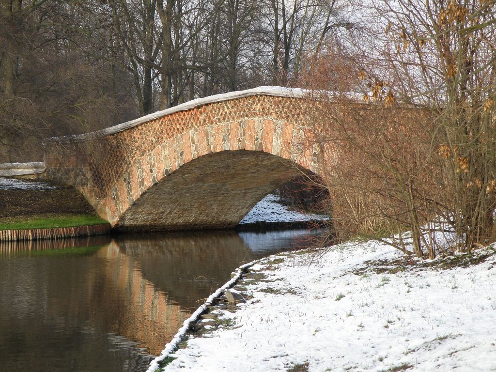 Brick bridge in Wilanów by Hubert S