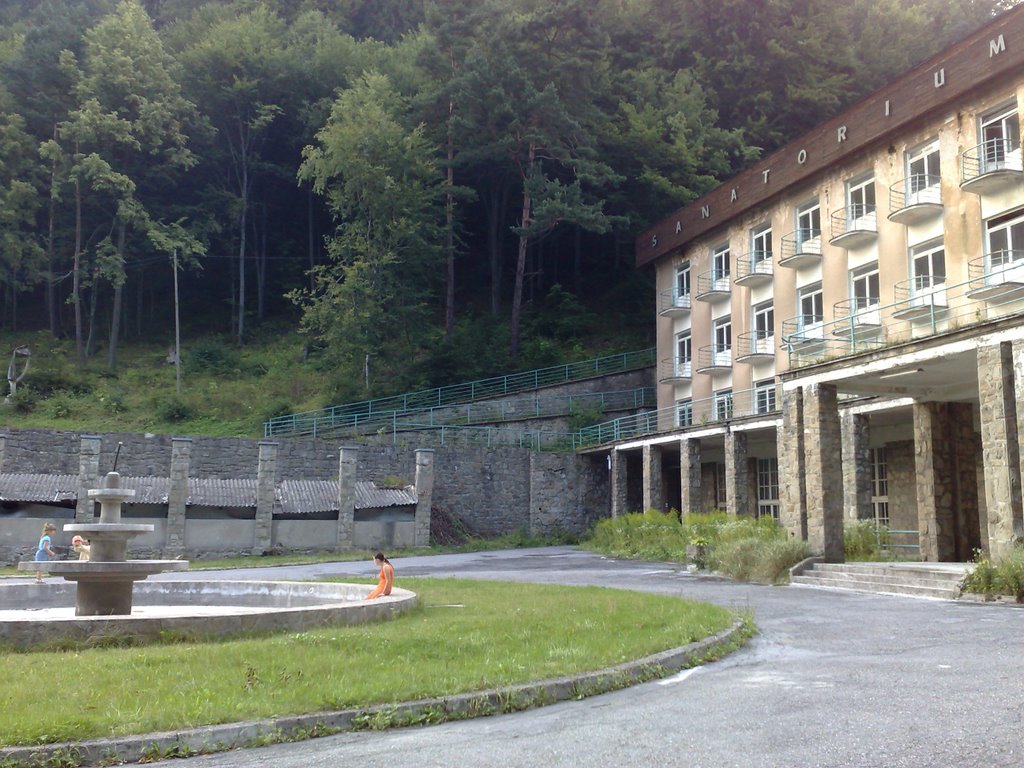 Empty sanatorium in Żegiestów Zdrój by aqunio