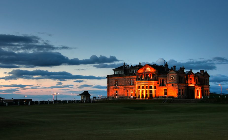 R&A Clubhouse - illuminated nightview by the Golftraveller