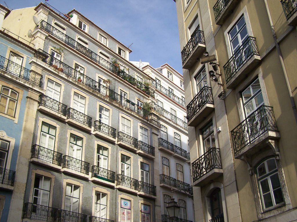 Balcones en la Rua da Madalena. Lisboa. by Evelio de Feria