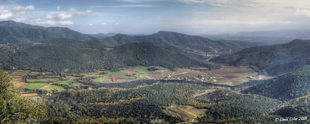 Panoràmica des de Sant Roc de la Barroca: volcà del Puig de la Banya del Boc, Pla de Sant Joan i Clot de l'Omera by David Soler