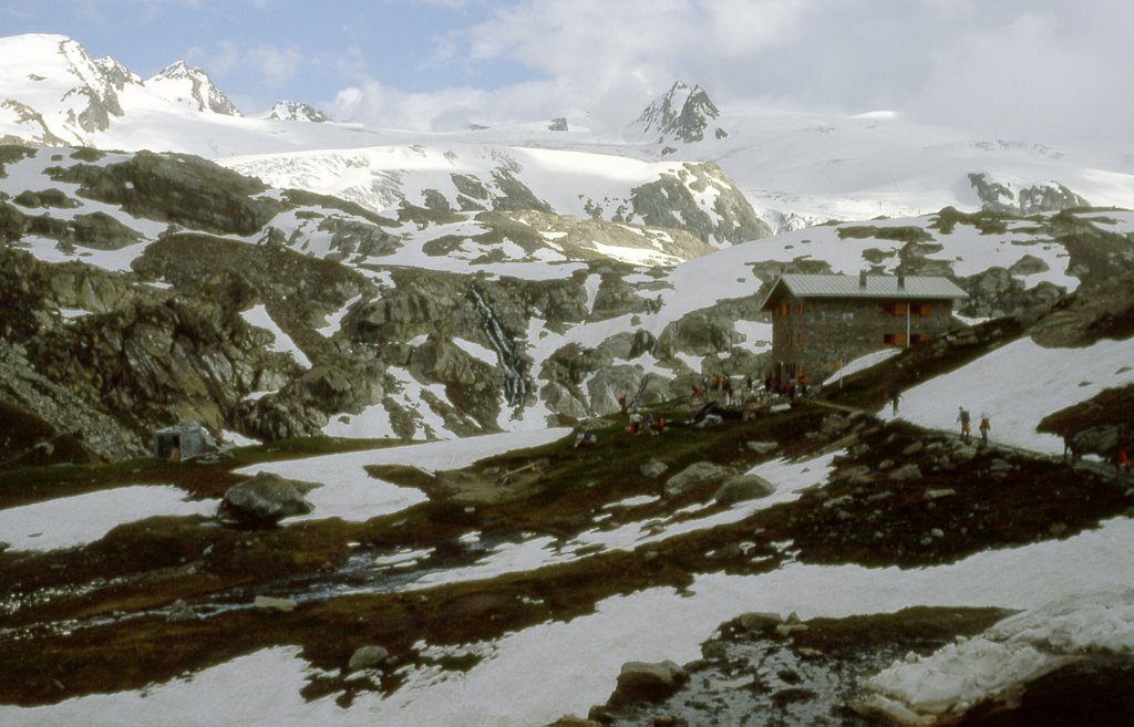 Rifugio Deffeyes by Giovanni Malinverni