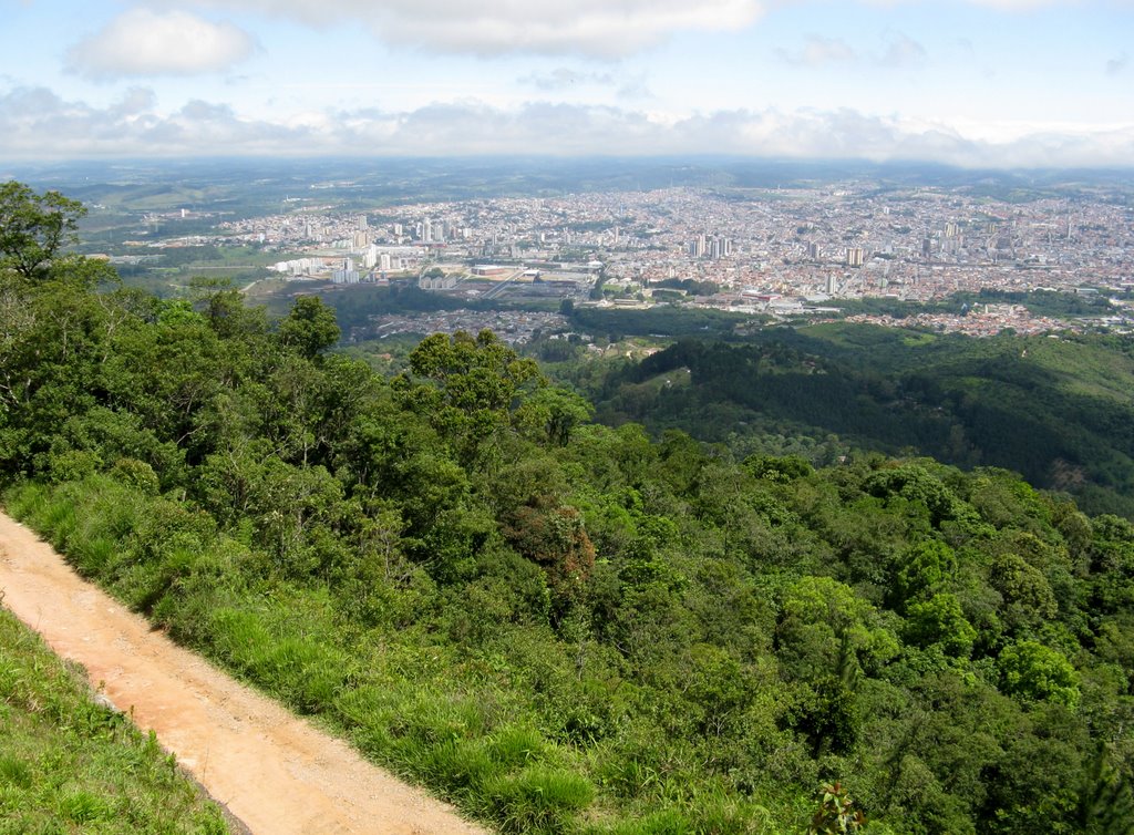 Mogi das Cruzes desde o Pico do Urubu, SP, Brasil. by André Bonacin