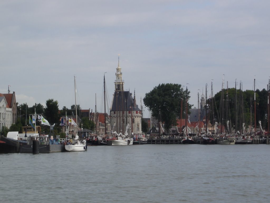 Hoofdtoren Hoorn met bunkerschip Atalante by Ruud Kee