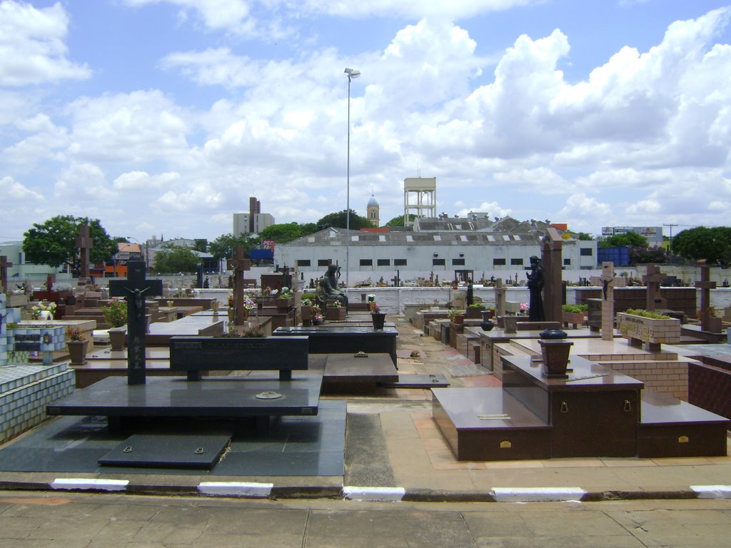 Cemiterio da Saudade - ao fundo Igreja de Santo Antonio by Alexander Denarelli