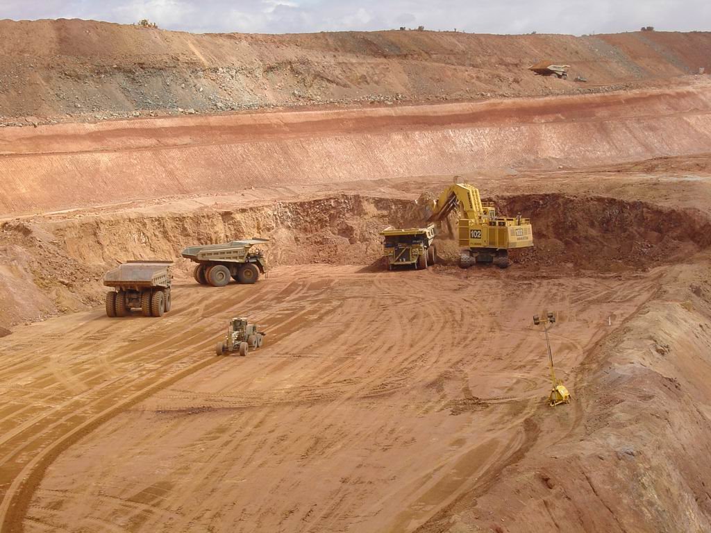 Fimiston - Super Pit 2003 - Loading by Derek Graham