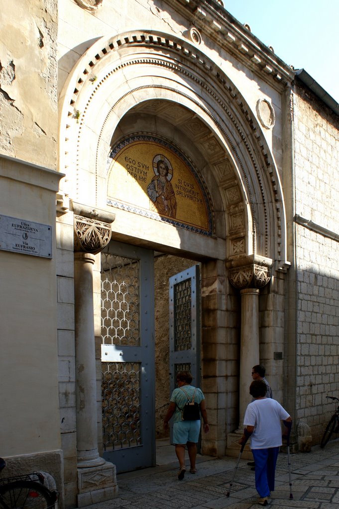 Eingang zur Euphrasius Basilika in Porec by wolfbam