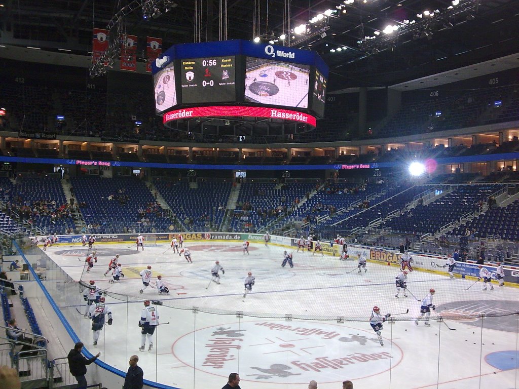 Ein spannendes Eishockeyspiel in der O2 World Berlin by mondwolf