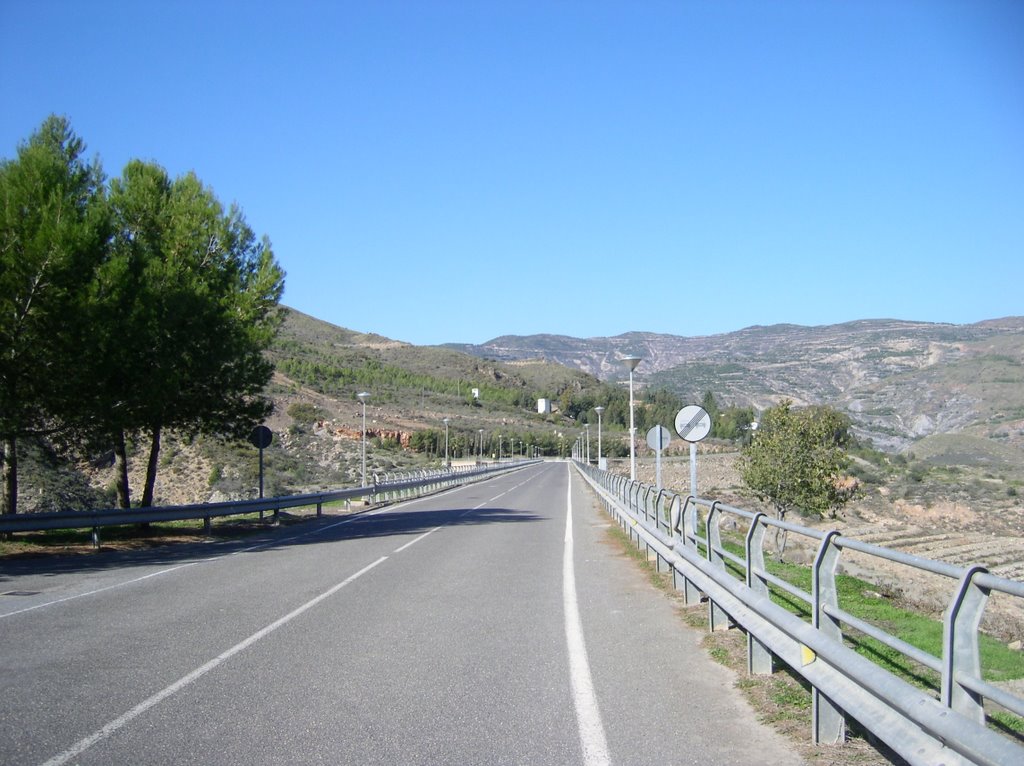 Carretera sobre la Presa de Beninar by F.J.Carretero