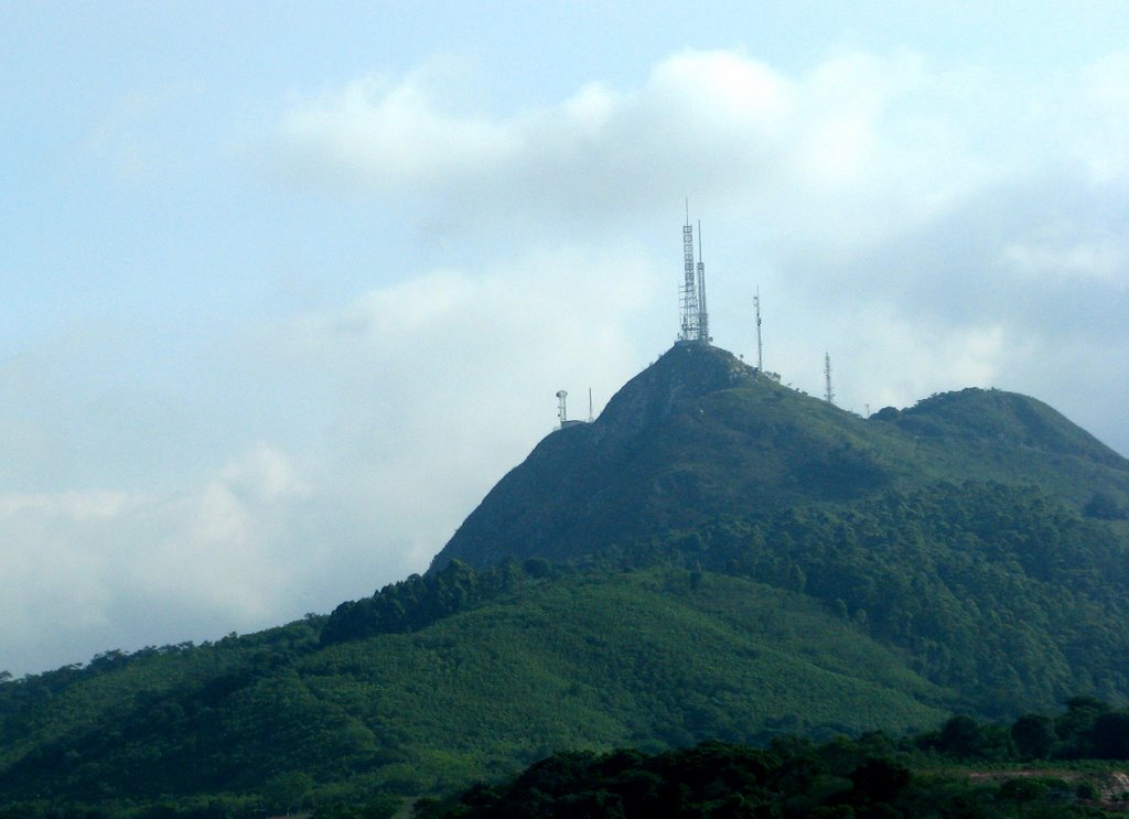 Pico do Jaraguá, São Paulo, SP, Brasil. by André Bonacin