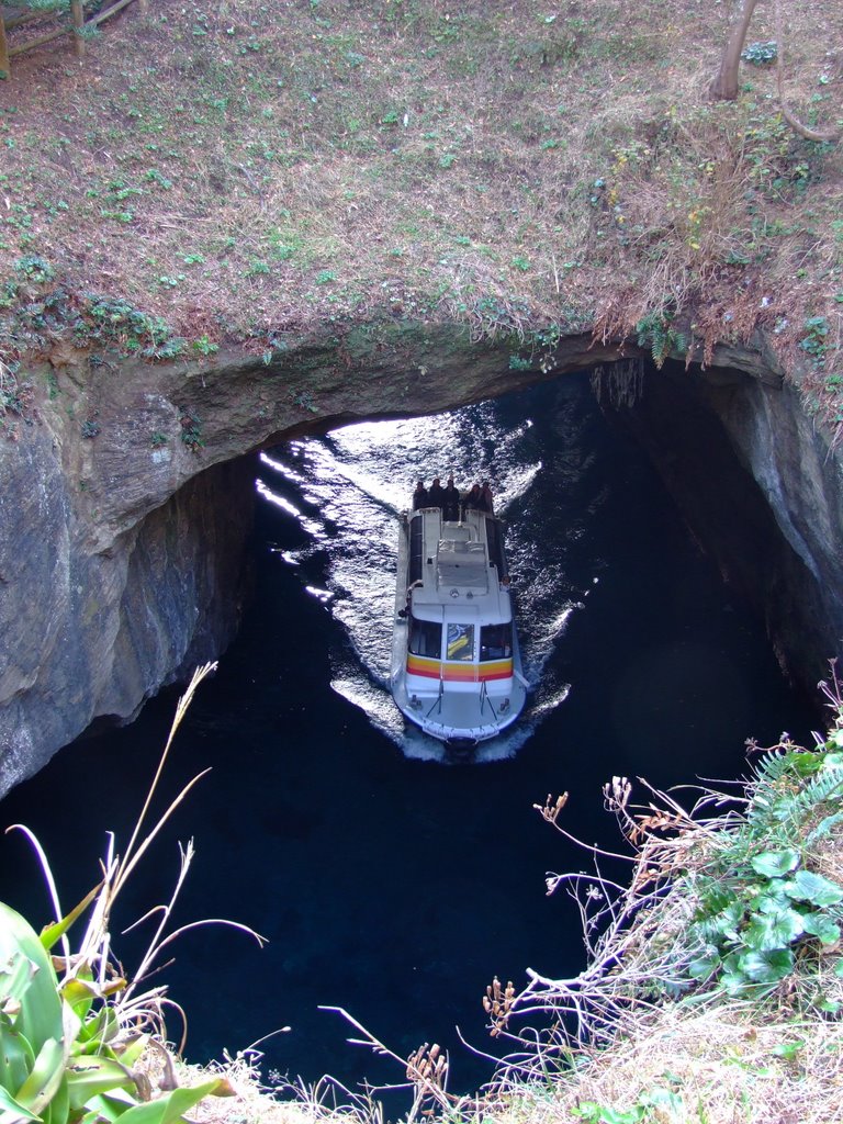 Boat Cruise Through Hole by Chouden Boy