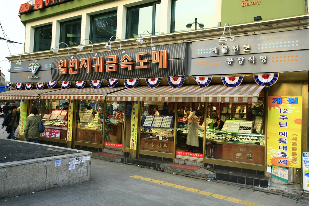 Jongno 3(sam)-ga Jewelry District 종로3가 귀금속 상가 by Korea Tourism Organization