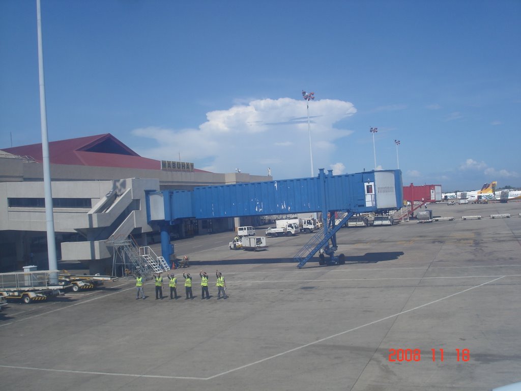 Ground Crews wave goodbye in Mactan Airport by jowendell