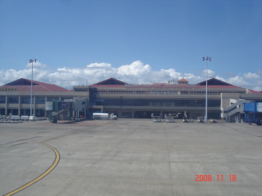 Mactan Cebu Airport Nov. 18 2008 departure to Hongkong by jowendell