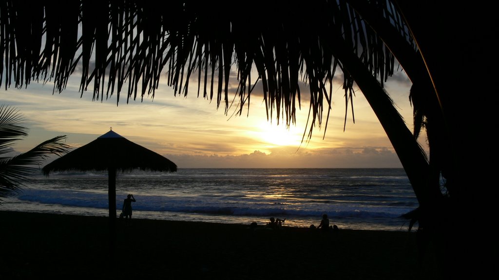 Plage de l'Etang-Salé-les-Bains (Ile de la Réunion) by Naru Kenji