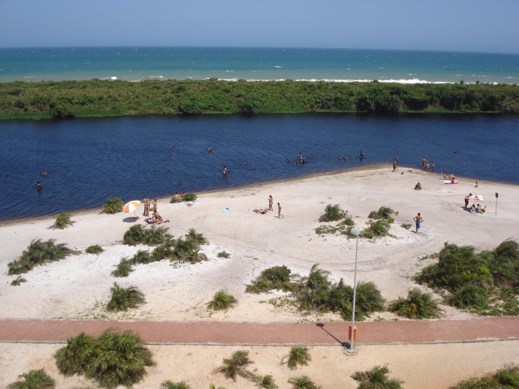 Lagôa de Iriri, tendo ao fundo o mar da Praia de Costazul, Rio das Ostras/RJ. by Paulo Noronha