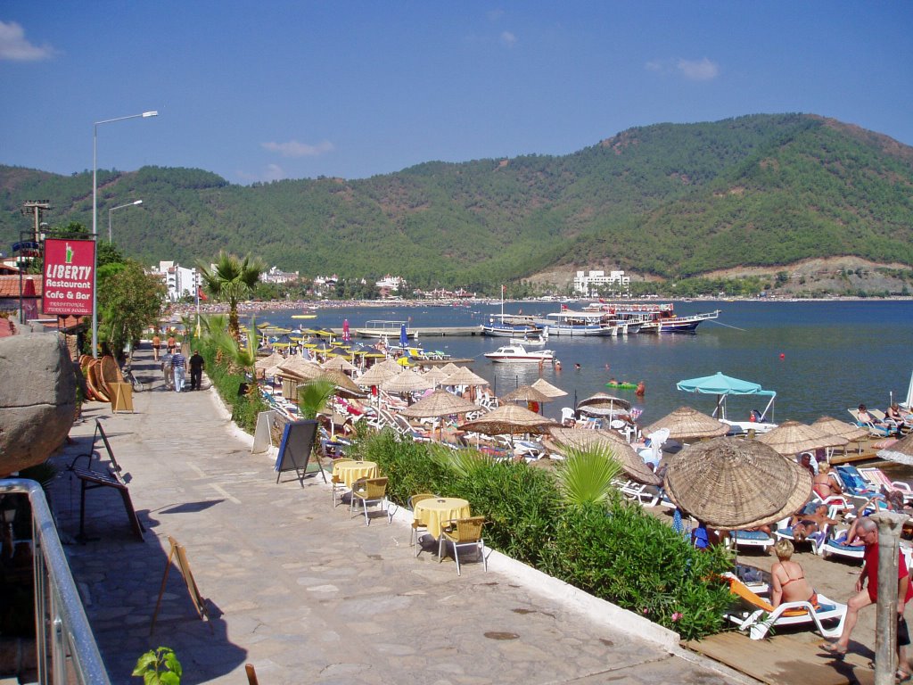 Beach promenade by arnros