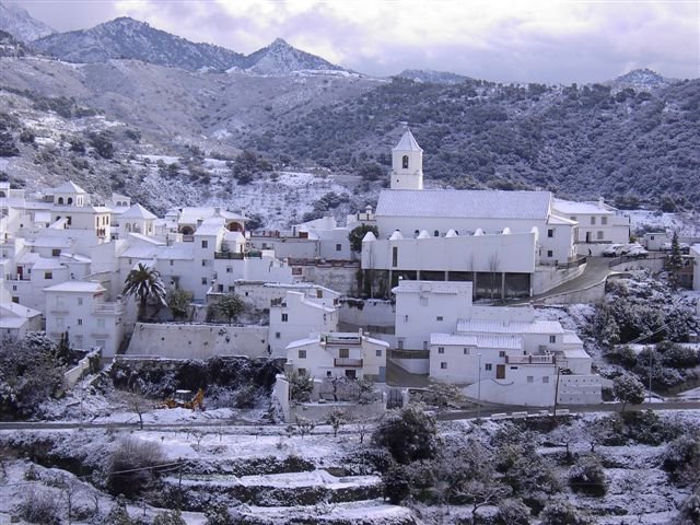 Sedella blanca por la nieve by casatejo