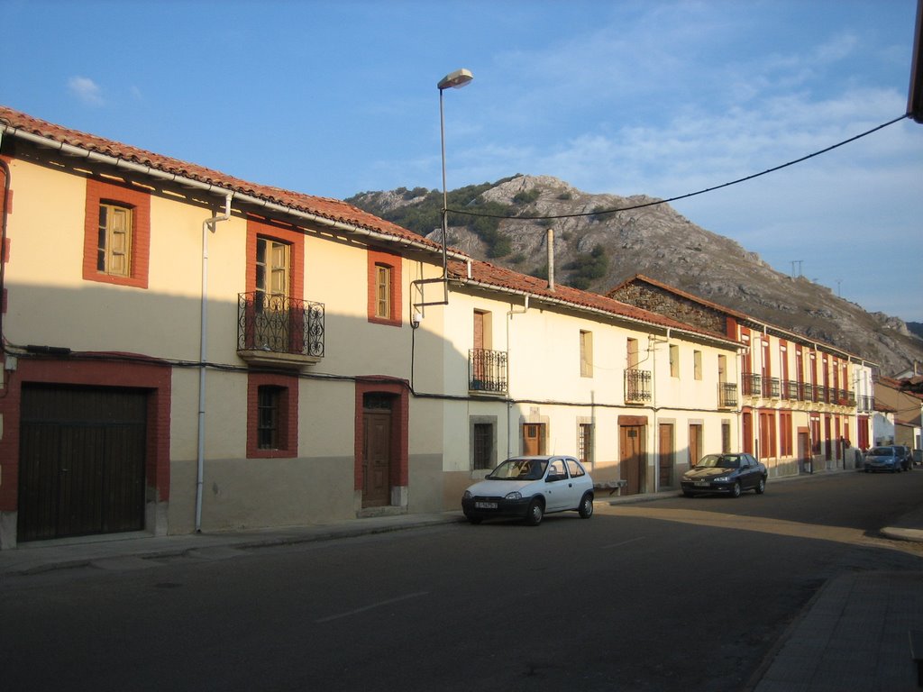 La Vid de Gordón (León). Calle Canónigo Isidoro Viñuela by Moreda