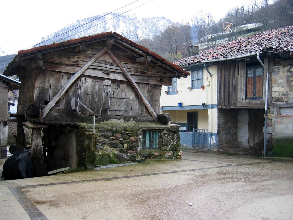 Hórreo de dos aguadas 3 (Bezanes) by La Casa del Chiflón (Bulnes)