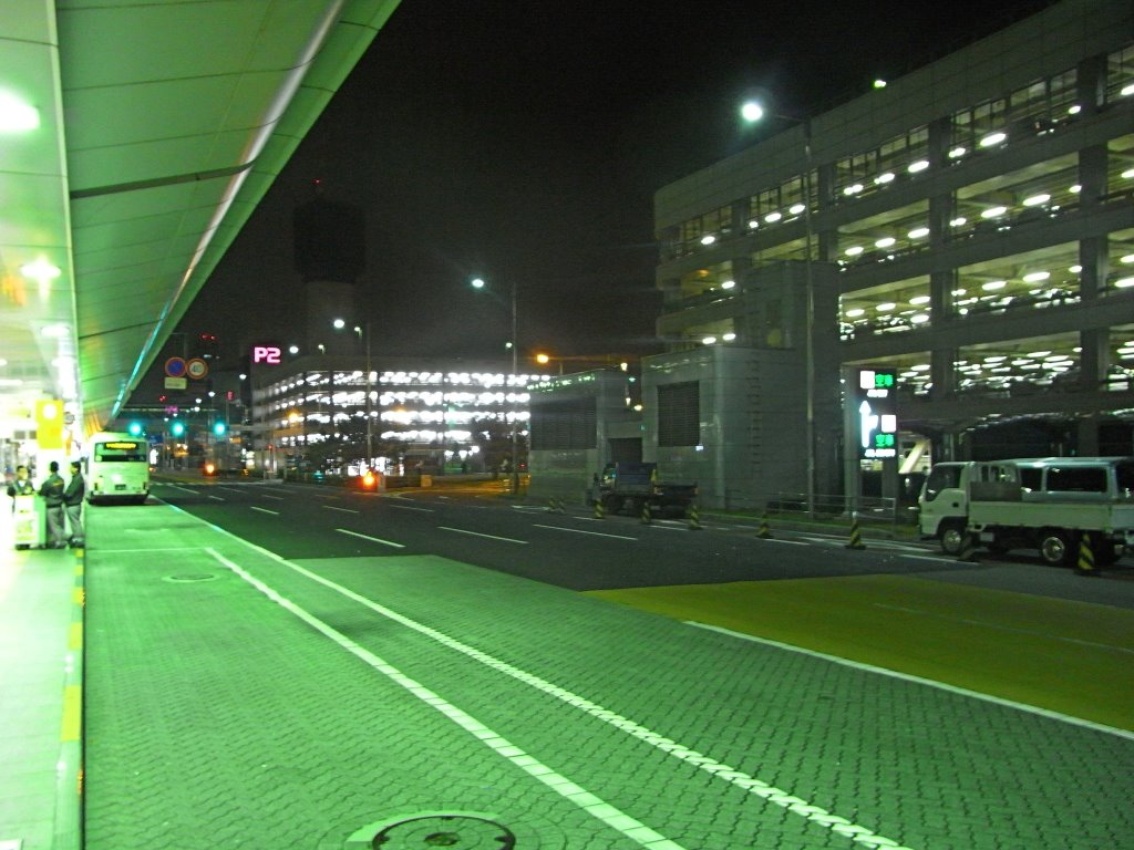 Haneda Airport (Bus stops) by taoy