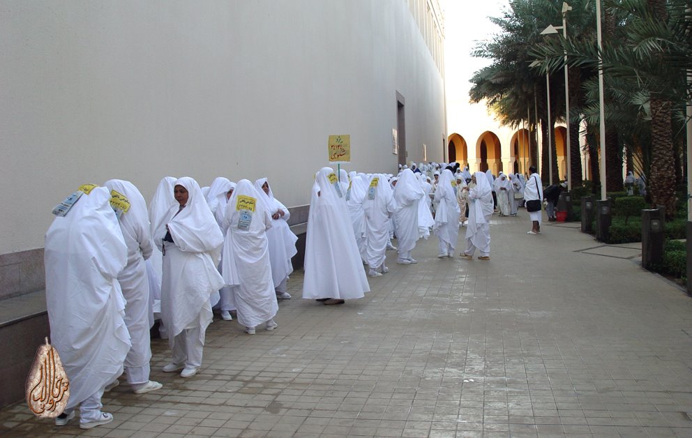 Iranian womens at Abyar Ali Dinor & Shajarah Mosque; Abyar Ali Dinor & Shajarah Mosque; Sultan Ali Dinar 1856 to 11 February 1335 AH / November 6, 1916) Last sultans of the dynasty immediately Alkerawip in Darfur, Sudan, and the builder, "the literal" in Saudi Arabia. Resided in the city of El Fasher (capital of Darfur), a factory for the manufacture of the covering of the Kaaba, and remained for about twenty years sends Kiswah to Mecca. by PHOTO.K.C