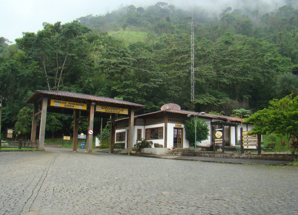 Portal do Sana, logo na saída da Estrada Serramar... by Paulo Noronha