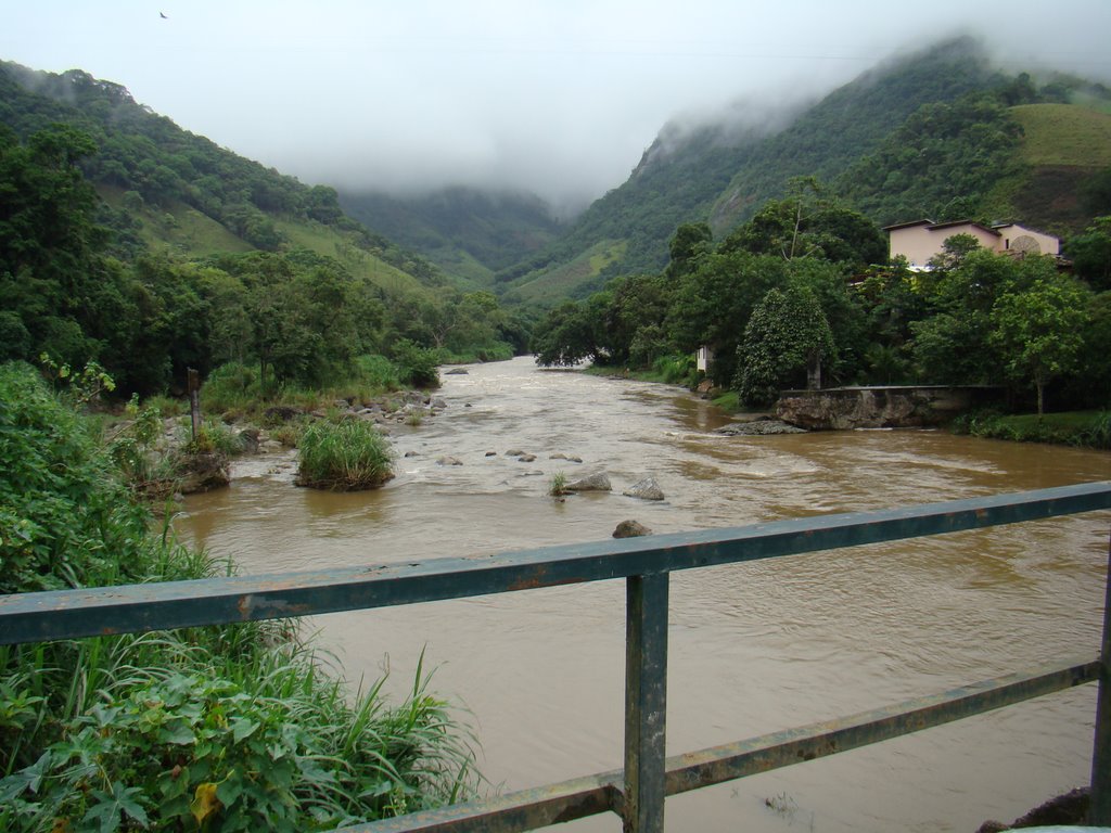 Ponte sobre o Rio Macaé, próxino ao Portal do Sana, logo na saída da Estrada Serramar... by Paulo Noronha