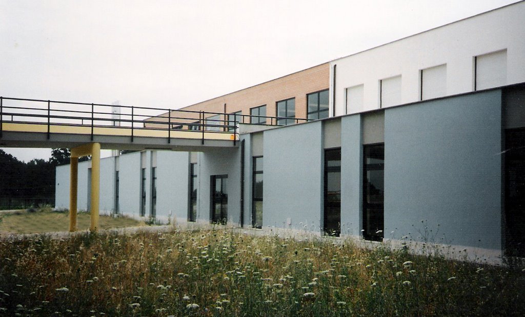 Grottaferrata - Liceo scientifico Touschek - Vista biblioteca, servizi palestra e percorso pilotis by arch Germani Angelo