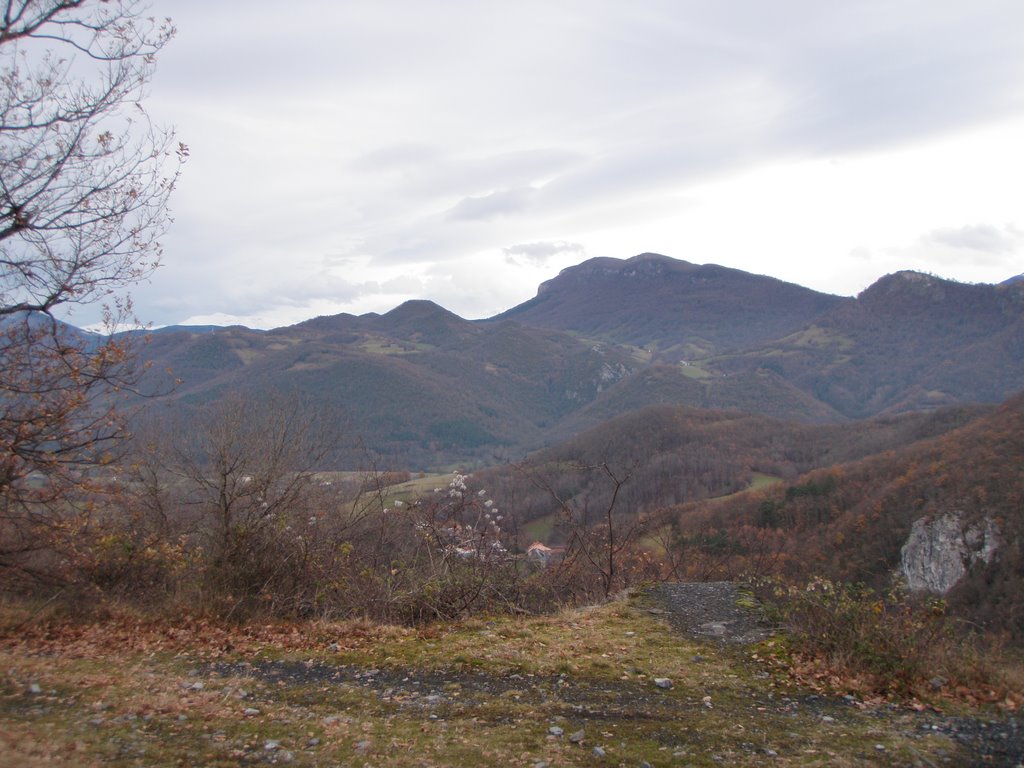 Troumajou (902m), et Massif de Sourroque (1239m) (09) by katricoin