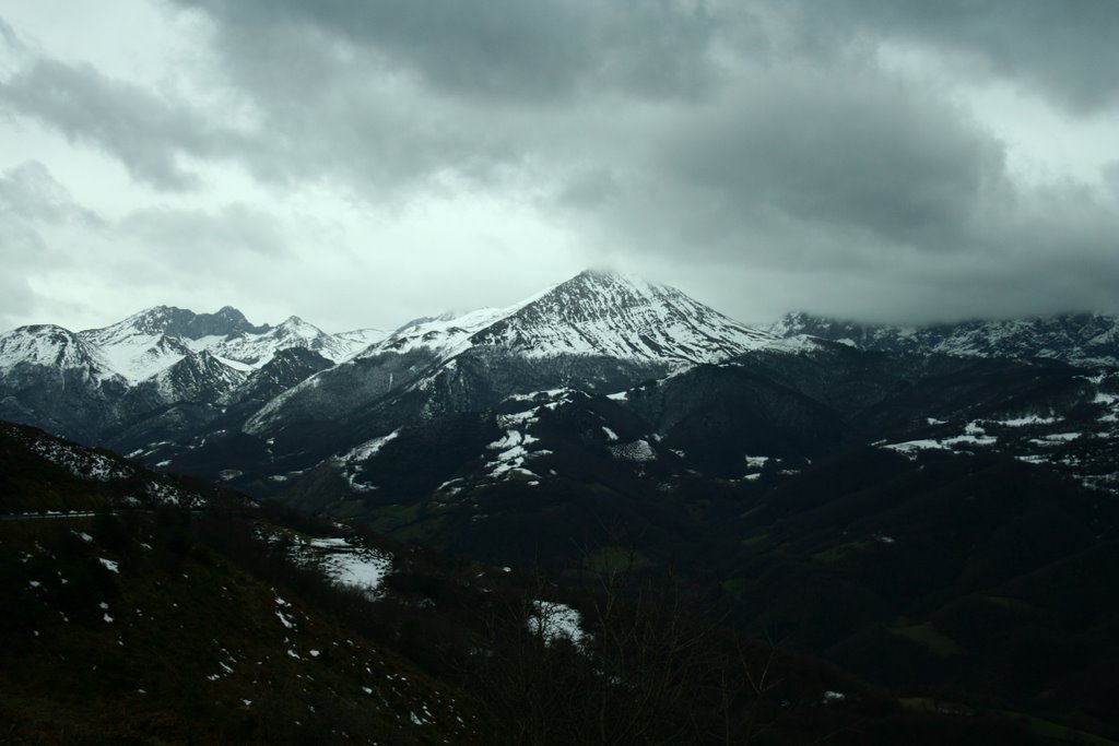 Llanuces, Quiros by CarlosNV