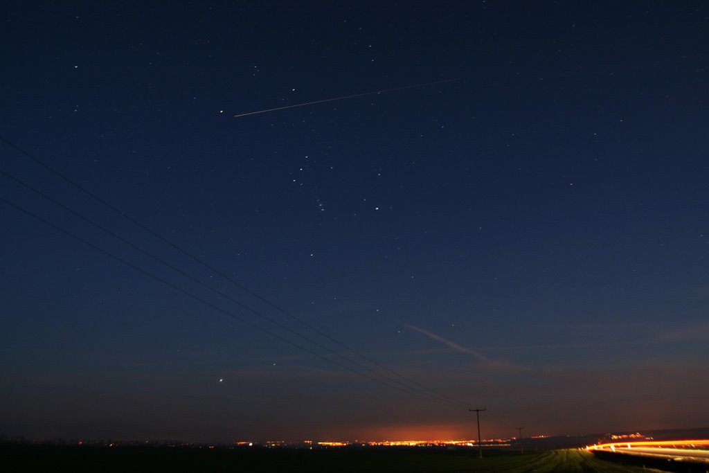 Blick von Haussömmern nach Erfurt (mit Orion und Flugzeug) by georgit