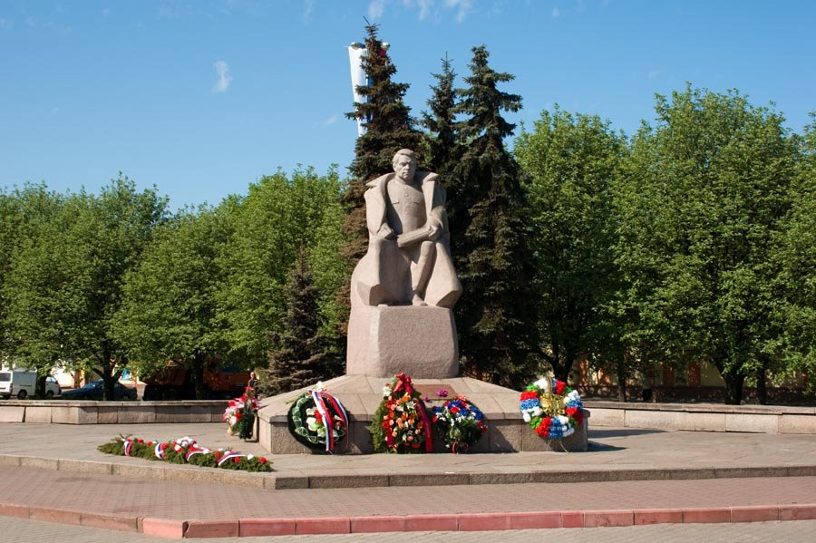 Памятник маршалу А.М. Василевскому на "Мемориале героям штурма города-крепости Кёнигсберга" / Monument to marshal A.M.Vasilevsky on "the Memorial to heroes of storm of fortified city Konigsberg" (10/05/2008) by Dmitry A.Shchukin