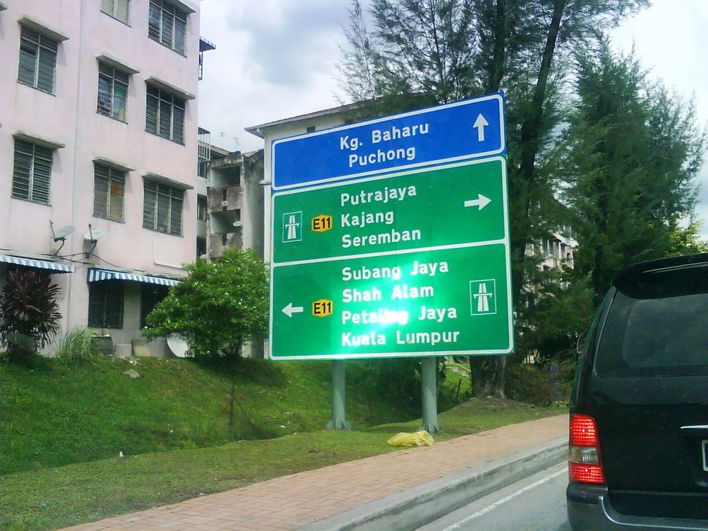 Signboard at Puchong Perdana by darul ridzwan