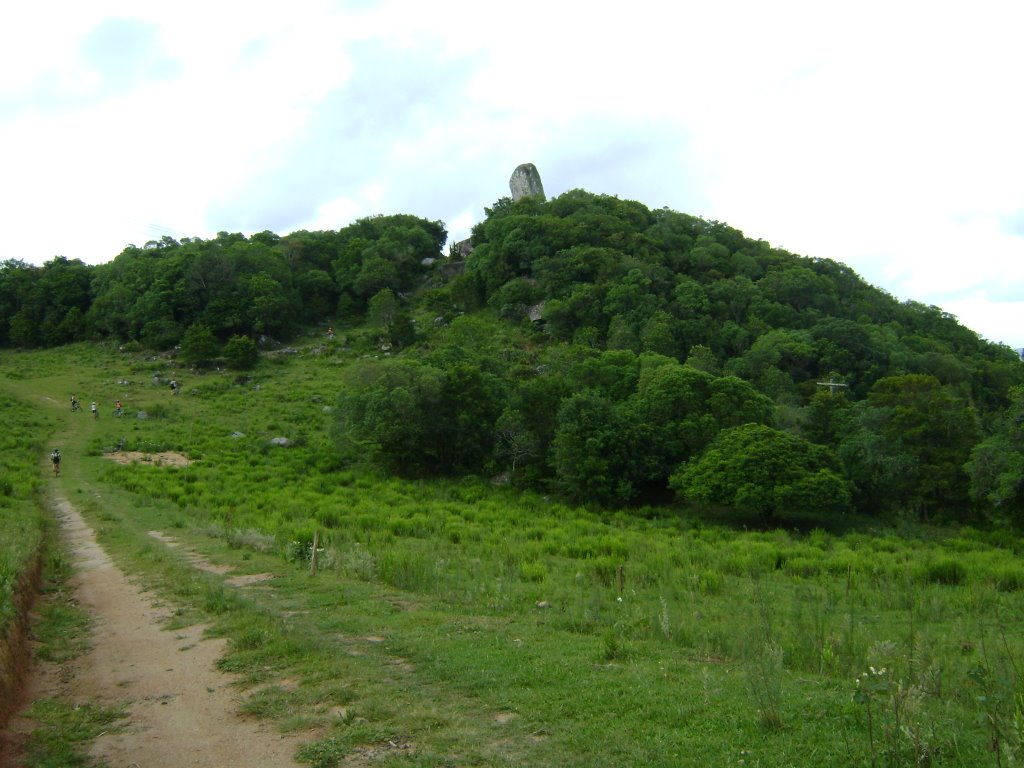 Pedra Equilibrada by Archimedes