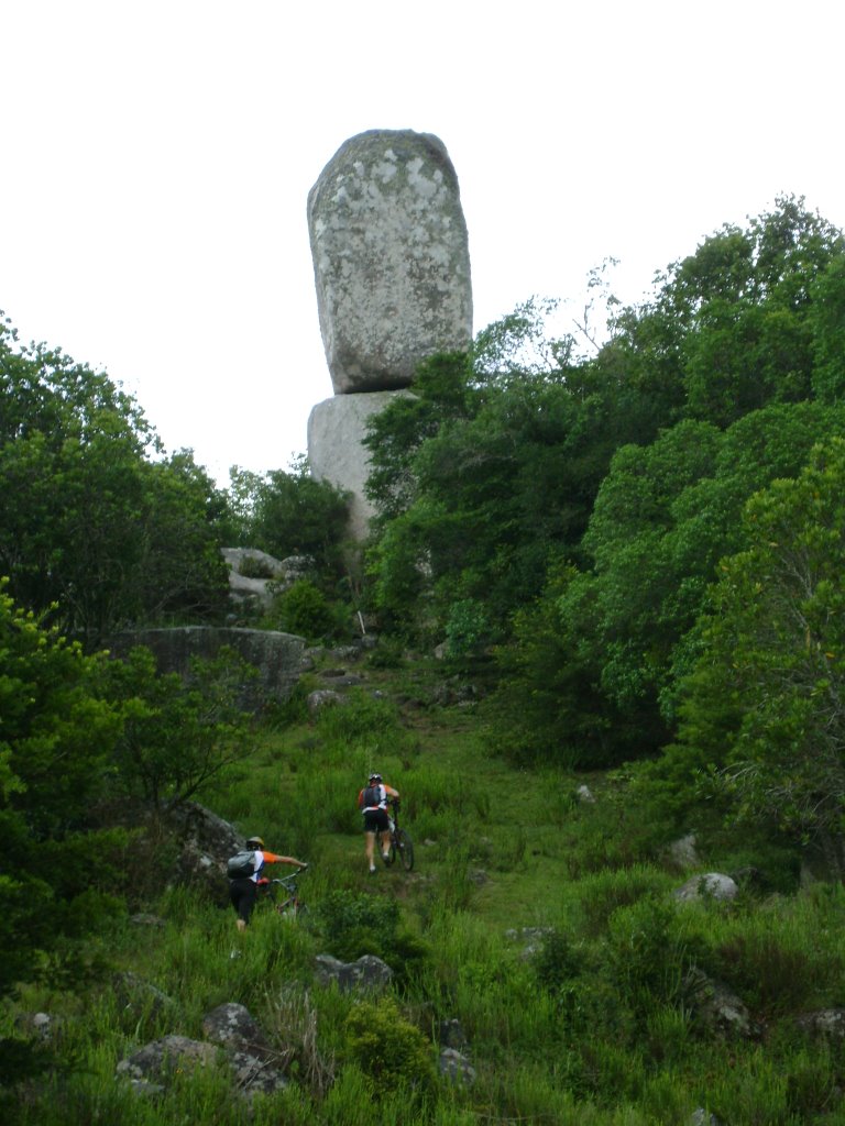 Pedra Equilibrada by Archimedes