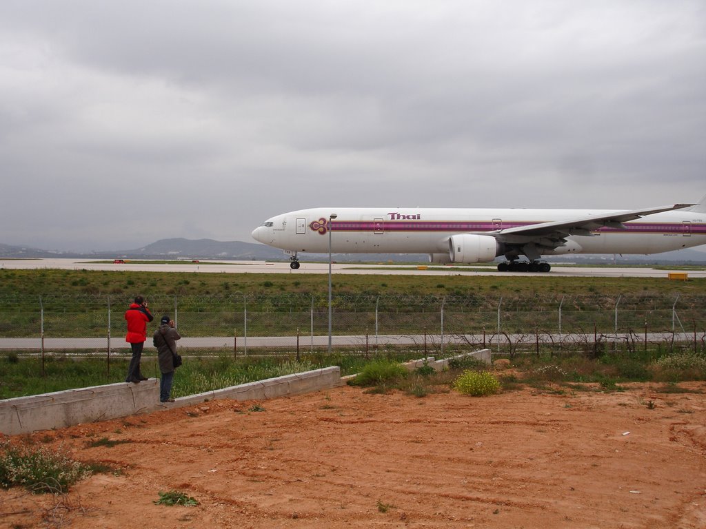 Thai 777 at Athens airport by Ovelikios